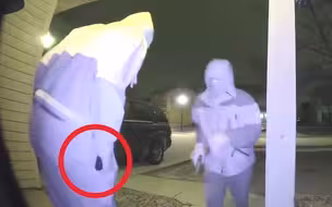 歹徒入室抢劫猛踹房门，下一秒竟开枪击中自己大腿跳脚逃窜