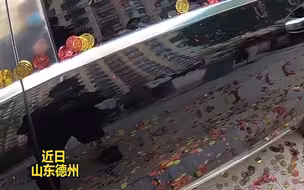 女孩出嫁妈妈打趣“今晚一定不能回家住”，下一秒绷不住哭成泪人