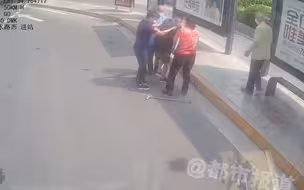 【都市报道】老人倒地扶不扶？一个字：扶！网友：我真服！