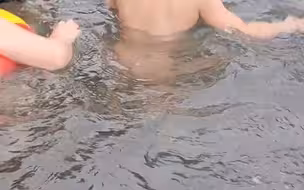 心中有海哪里都巴厘岛！男子认为野泳不安全 将货车车箱改成移动游泳池 陪孩子们打卡消夏