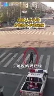 不能让看不见的她 在街上盲目寻找