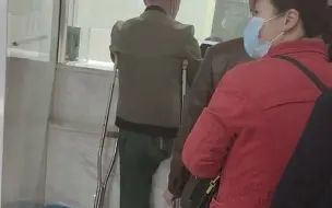 独腿拄拐退伍军人医院挂号 排队众群众纷纷让其先办理:你先办，我们没意见！