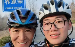67岁爷爷陪着孙子骑行上学，用时七天，全程八百多公里。孙子：这样的时光也挺珍贵的