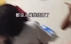 30岁女子为躲避催婚，特意和小孩们坐一桌，没想到“炮火”更猛烈
