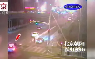 过路口时旁若无‘车’ 人车相撞有惊无险
