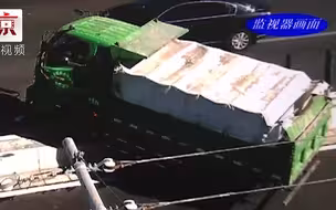 货车失控窜上隔离带  无法动弹坐等救援