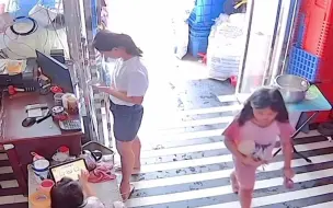 女孩踢鞋刚好踢到粥锅里 淡定把鞋拿出来