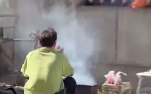 学校跟小区挨着，男子在小区内烧烤，隔壁的学生哈喇子流了一地！