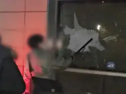 尹锡悦支持者闯入法院砸窗搞破坏