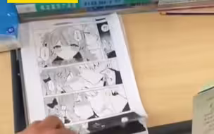 老师以为学生上课看漫画，一问竟是男生的手绘稿，男生：没学过美术，老师说我底子好