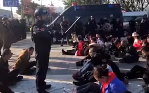桂林一公园数十人被围控，警方厉声训诫“胆敢传销，强力铲除”