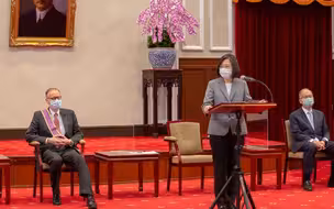 蔡英文亲自颁勋章感谢郦英杰，民进党当局对美彻底效忠