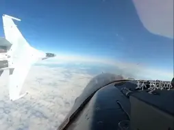 美俄战机空中交锋视频曝光 美军F-16正跟踪俄轰炸机 苏-35战机突然高速“贴头皮”掠过 美军机连忙调转航向