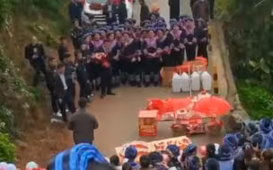 新郎前去接亲，要唱山歌唱赢对面才能接到新娘，网友表示，这年头没点拿的出手的才艺，都不好意思去结婚了