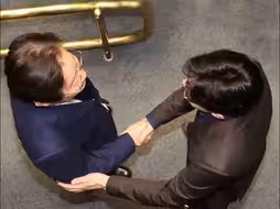 韩国会通过“解除戒严”决议，朝野两大政党党首握手交谈