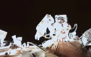 中国航天员01与03首次舱外同框！