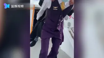 暖心！他背起行动不便的老人下飞机