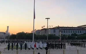五一劳动节，北京天安门举行升国旗仪式 游客现场观礼场面震撼