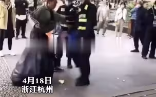 网传西湖景区保安拉扯拾荒老人致其摔倒 ，官方称两名保安非景区工作人员！