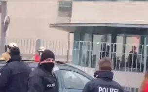 默克尔总理府大门遭汽车撞击，目前暂无人员伤亡