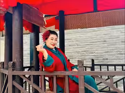 王婆因健康原因请假1个月，曾表示压力大想辞职，由其他扮演者代替演出