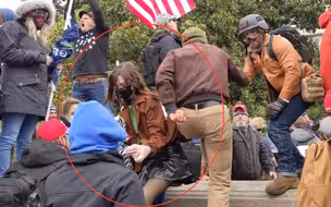 准备卖给俄罗斯？女子国会骚乱中偷走佩洛西电脑 FBI宣布介入调查