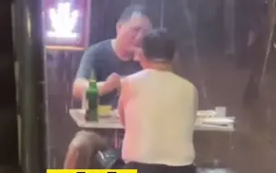 两男子在暴雨中谈心喝酒 网友：雷打不动的兄弟情