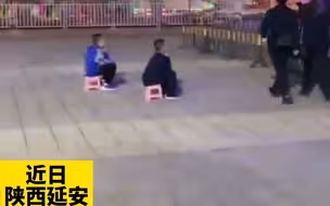 广场电影被两个小观众包场，放映员依然坚持把电影放完