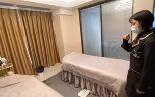 裸背按摩时被偷拍，女子怒告美容院，法院判了！