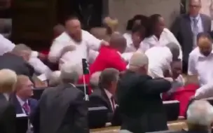 【打起来辣。。。】南非总统国会演讲 在野党议员爆发肢体冲突