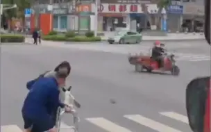 十字路口老人行动不便，消防员公主抱老奶奶过马路！