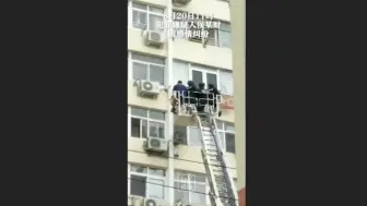 山东一男子持刀劫持同居女友母子二人，警方开枪制服