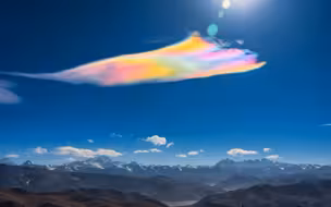 新年珠峰上空的绝美彩云
