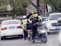 天津街头两名交警互殴？当地回应：正在处理中