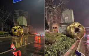 四川邛崃地标“马踏飞燕”雕像被大风吹翻 路过车辆拍下全程险被砸