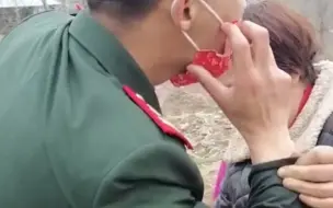 回乡探亲途中 现役军人救下落水孩子