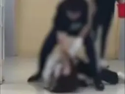 江苏师大食堂里男生挥拳将女生打倒：她先动手的，学校后勤：正配合警方调查
