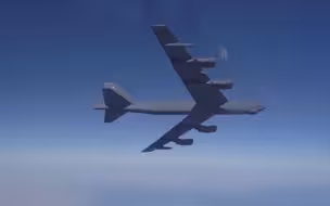 美B-52轰炸机绕道南海返回关岛基地
