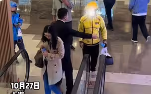 上海老佛爷百货回应工作人员阻止外卖小哥乘电梯：外卖只能取出，不能送入。