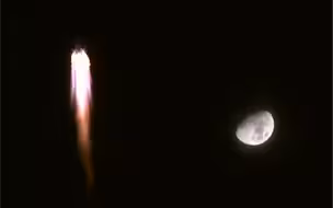 神舟十三号载人飞船发射圆满成功 与明月同框