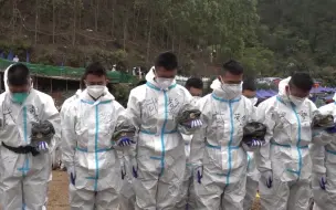 救援武警官兵集体向事故遇难者默哀