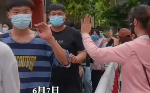 奔跑吧！少年！郑州一考场外老师为学生击掌鼓励，愿每一位考生金榜题名！