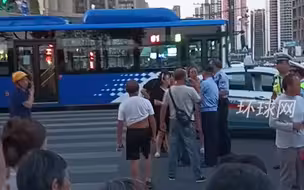 男子公交上偷亲女孩，坐出租车逃跑时被众人堵住，警方已介入处理