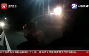 四岁男孩凌晨街头游荡：爸妈都去打牌了