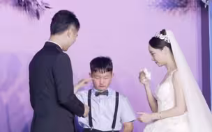 弟弟参加姐姐婚礼全程哭成泪人！看到姐姐哭了，抹眼泪的弟弟，细心地给姐姐递上纸巾