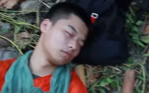这就是人民子弟兵！解放军奋战山火休息时和衣而卧