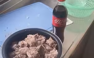 上海一男子买了头猪分给整栋楼邻居，看到菜谱网友慕了：大户人家