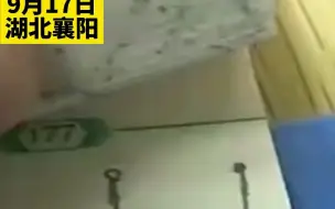 老师无意间翻开学生课本，学生在书页上手绘“武打大片”