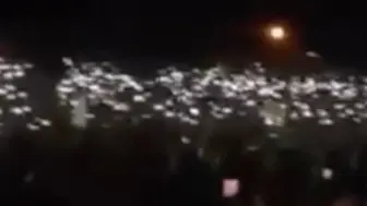 壮观！美国波特兰数千抗议者点亮闪光灯高喊口号。联邦执法人员用催泪弹驱散人群，现场烟雾弥漫。