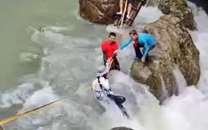 浙江2名游客横渡溪流遇险，事发现场曝光：多部门正全力搜救